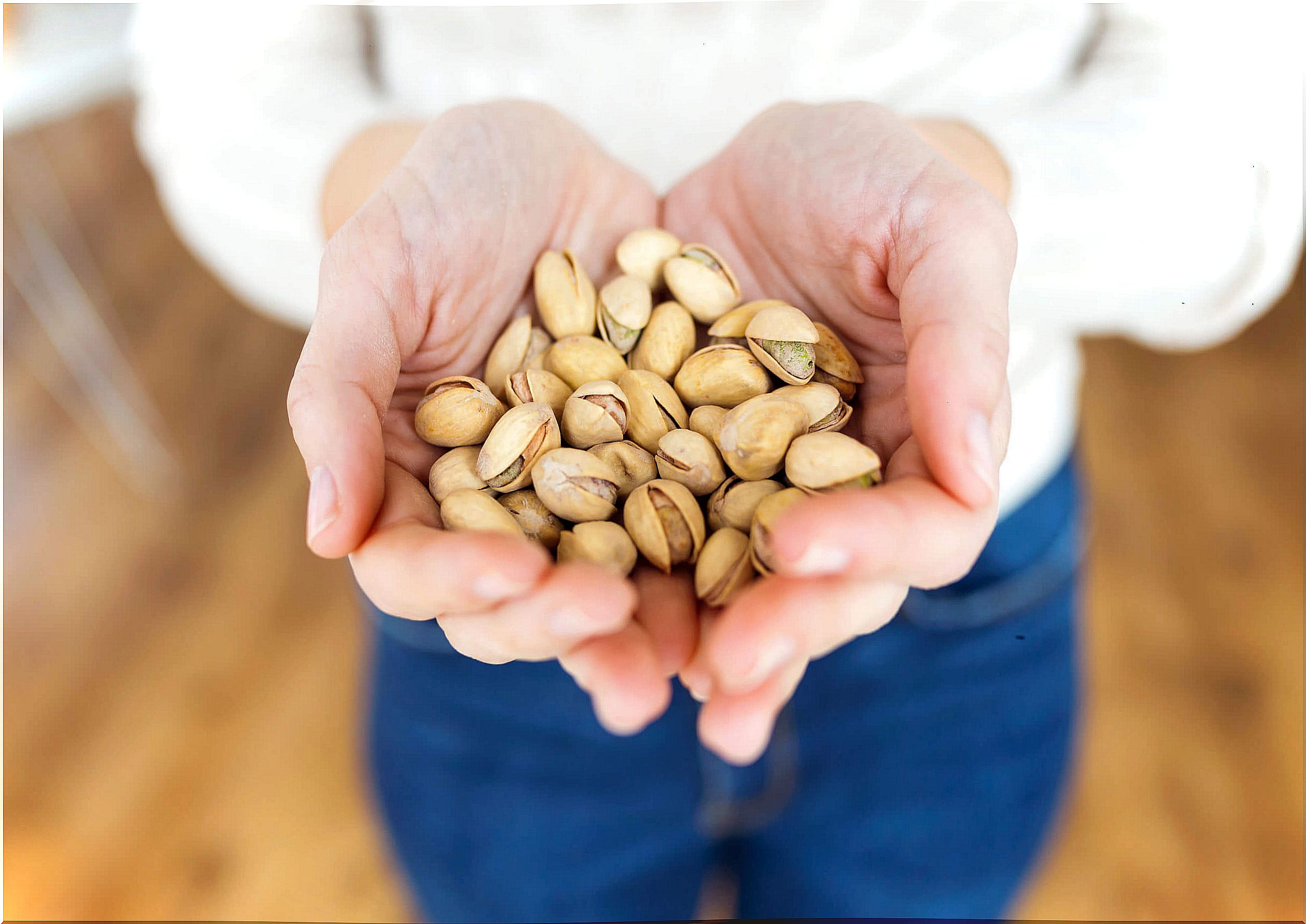 Woman eating pistachios in pregnancy.