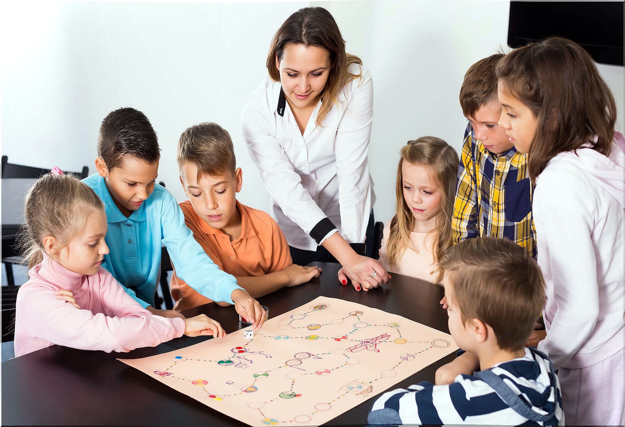 Children playing cooperative games in class.