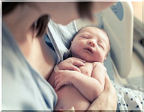 Mother with her newborn baby in her arm to start accompanying the childhood of her little one.