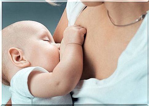 There is no risk of breastfeeding while pregnant.