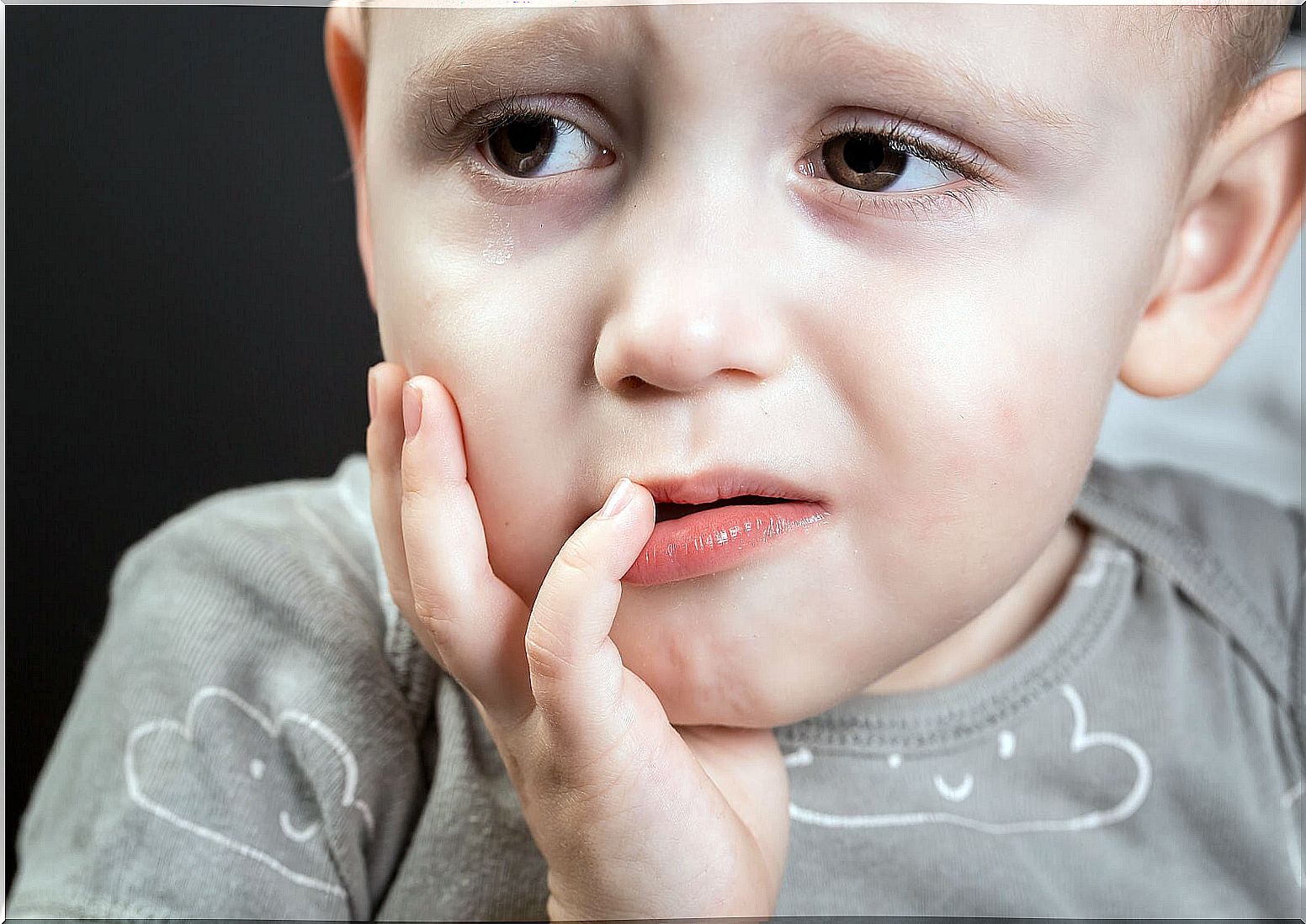 Child with pain in the mouth because he has suffered a dental avulsion.