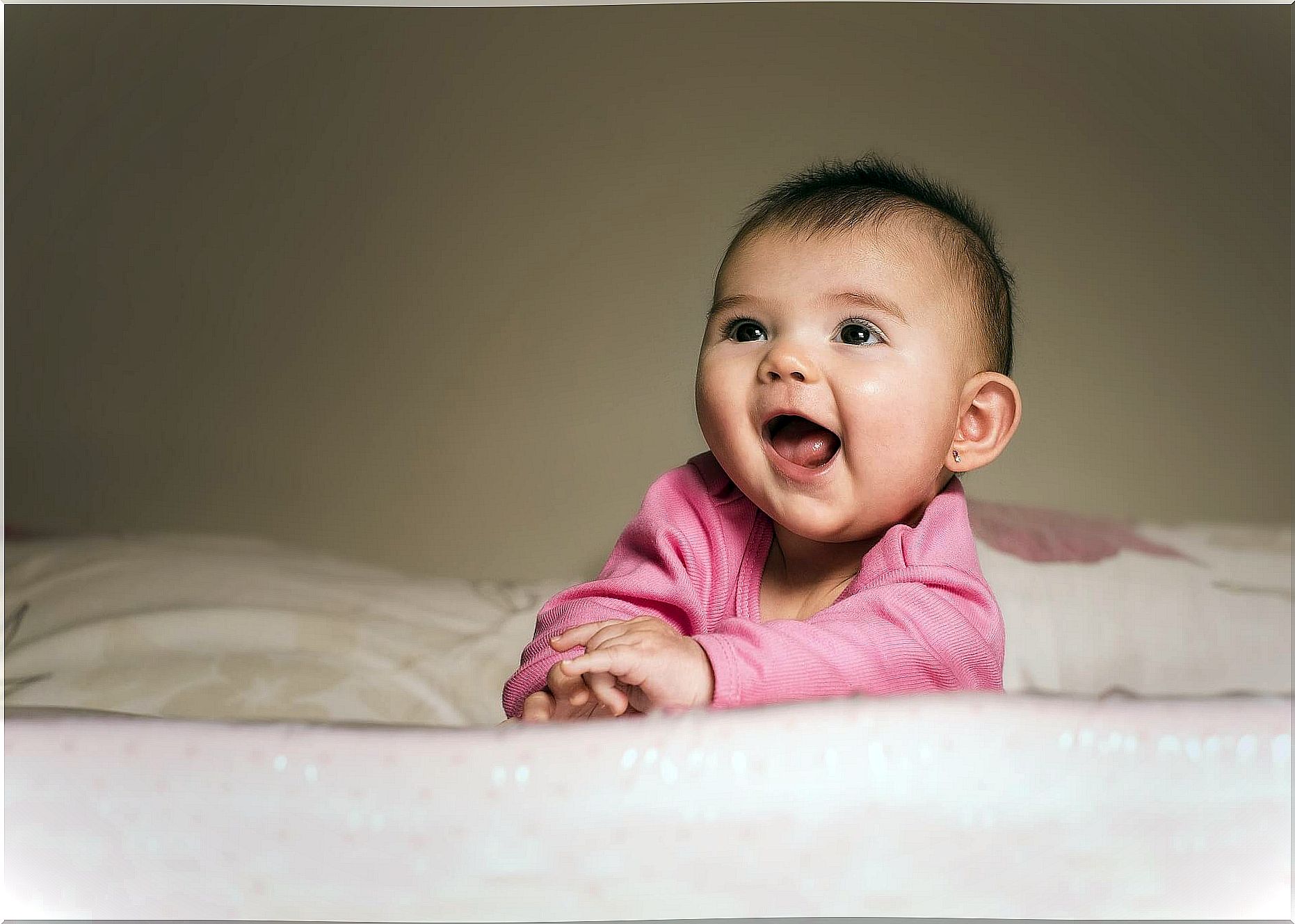 Many parents wonder at what age it is best to put earrings on babies.