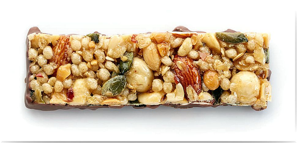 Oatmeal and dried fruit bars, one of the healthy breakfasts for children.