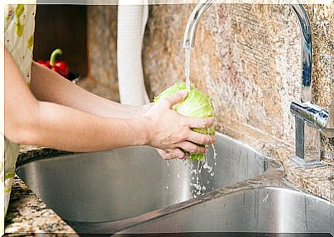 Washing food well helps prevent infection.