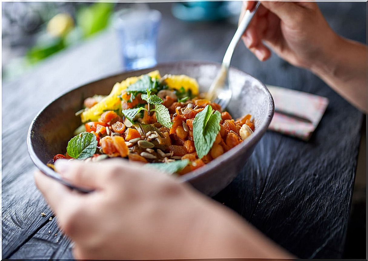 Pregnant woman eating a healthy diet.