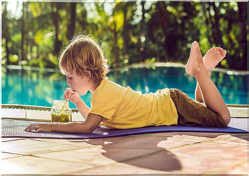 Child drinking one of the post-workout shakes that we propose.