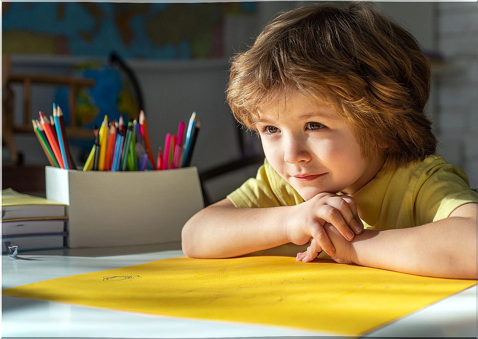 Child doing his homework thanks to strategies at home for children with learning disabilities.