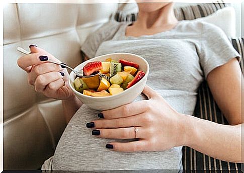 The consumption of fruits in pregnancy is essential for the health of women.