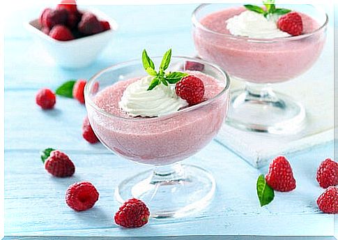 Raspberry mousse can be a great option to prepare sweet recipes for the second trimester of pregnancy.