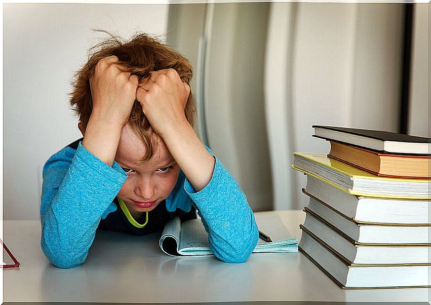 Child stressed with homework because he does not follow the advice for disorganized children.