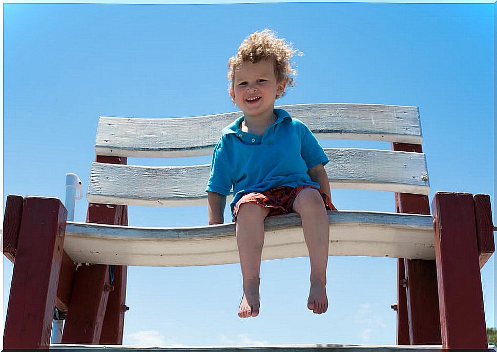 Letting children walk around the house barefoot is beneficial to their health.